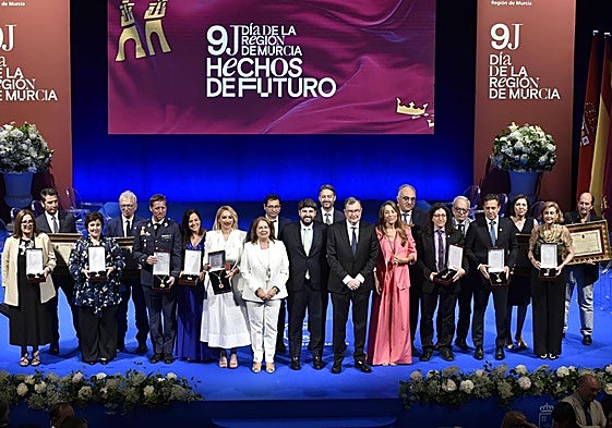 Los galardonados, este lunes en el Teatro Romea, en el acto por el Día de la Región
