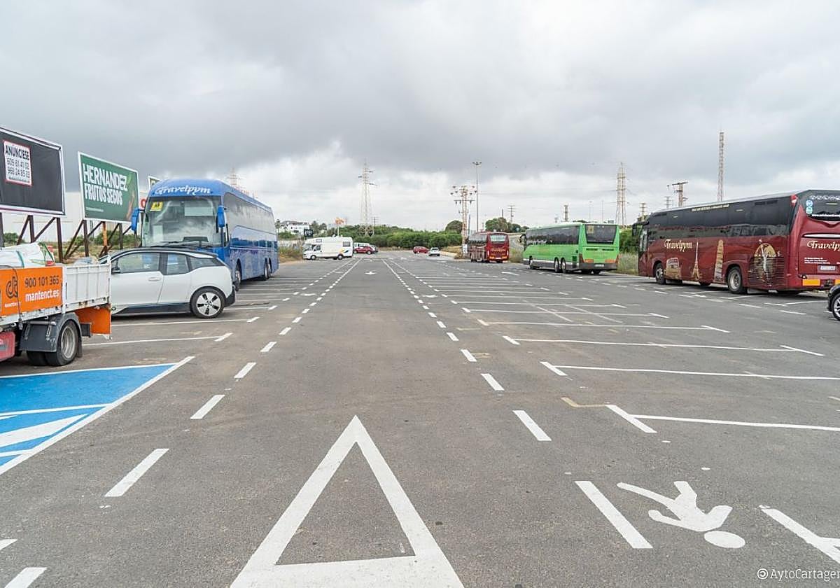 Imagen de cómo ha quedado este espacio, situado en la calle Brezo de Cabo de Palos, tras ser habilitado como aparcamiento.