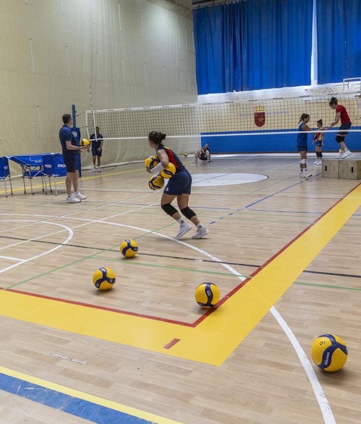 Imagen secundaria 2 - Unos operarios adecuando el nuevo comedor de la instalación ubicada a orillas del Mar Menor y un entrenamiento de la selección española femenina de voleibol.