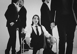 Ruth Lorenzo, rodeada de sus nuevos compañeros de banda, en una imagen promocional reciente.