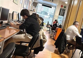 Alumnos preparan el examen teórico de conducir.