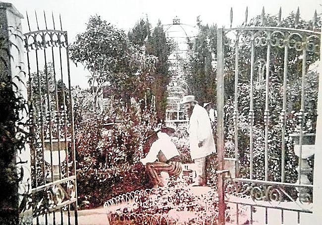 El propietario del jardín, a finales del XIX, con el que convirtió Santomera en un vergel. En su interior contaba con 214 variedades de rosas, además de numerosas especies vegetales que cuidaba con mimo.