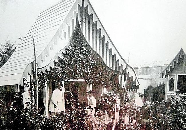 El jardín contaba con cenadores como los de la imagen y, además de las rosas, un ficus centenario, una araucaria monumental, yucas majestuosas, naranjos dulces y un buen número de hectáreas de limoneros.