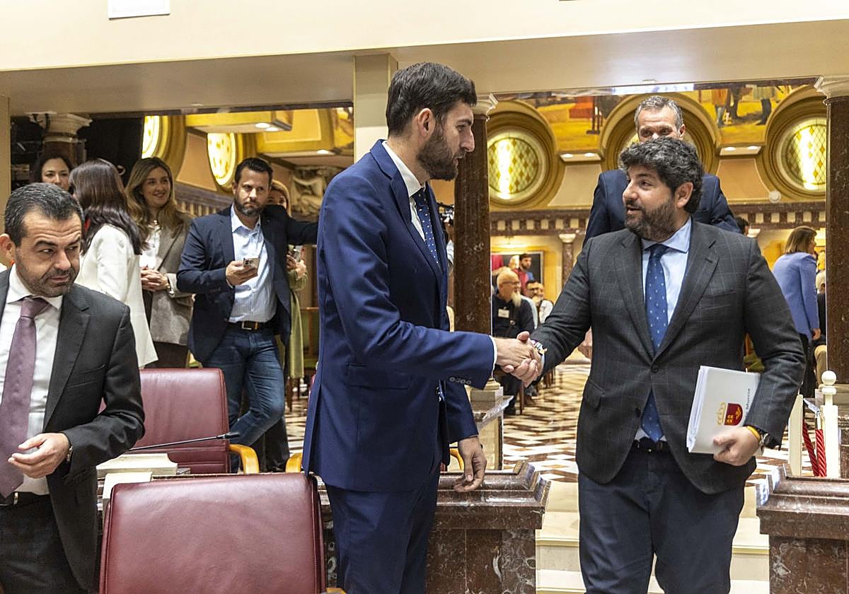 Antelo y López Miras se saludan en la Asamblea.
