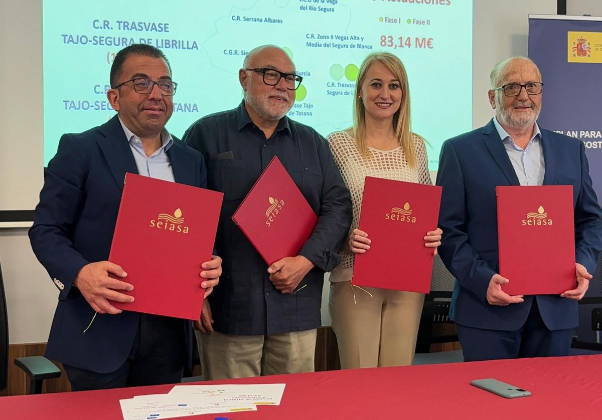 Un momento de la firma de los dos convenios.