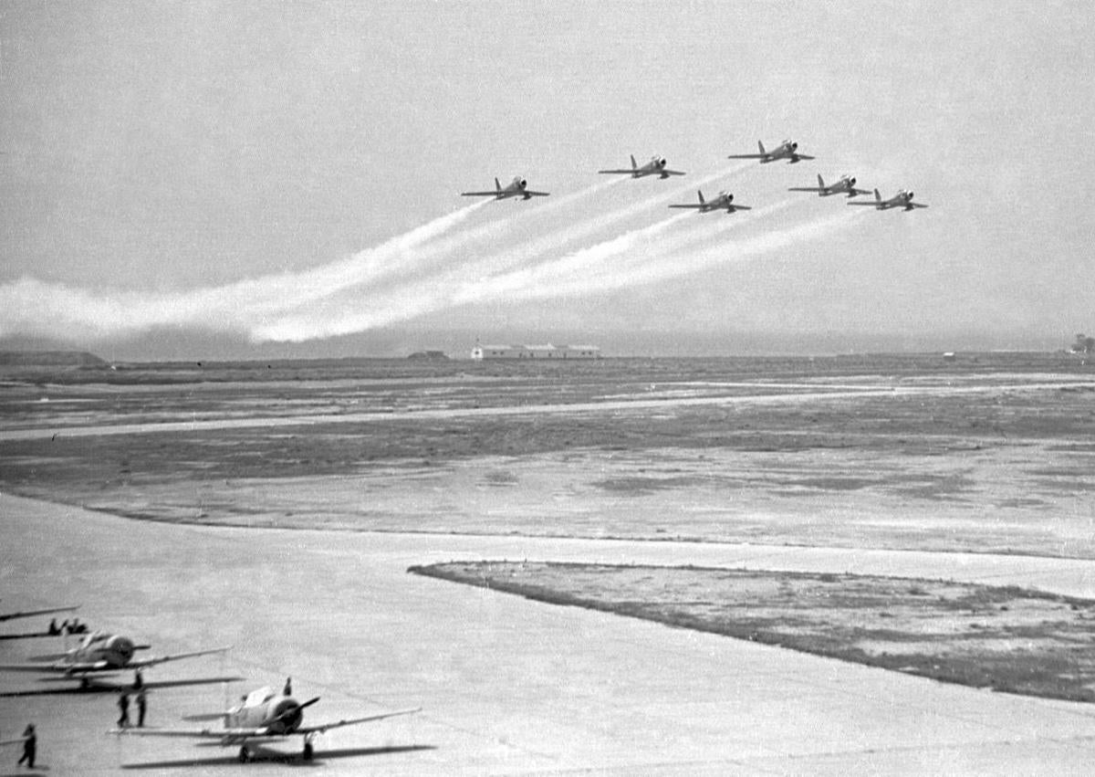 Imagen secundaria 1 - 1. La patrulla Ascua con sus aviones Sabre: en sus exhibiciones no desaparecían nunca de la vista del público. 2. El cuaderno de la PAGU, que aún se escribe con las novedades e incidencias, en la página de 1985 con la tabla de la primera exhibición.