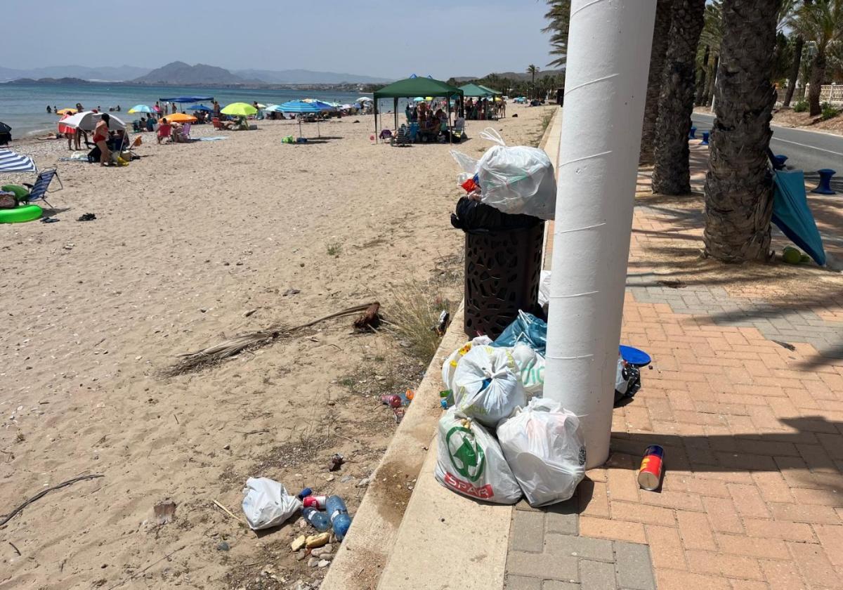Quejas por falta de limpieza en playas y calles de Cartagena durante este fin de semana