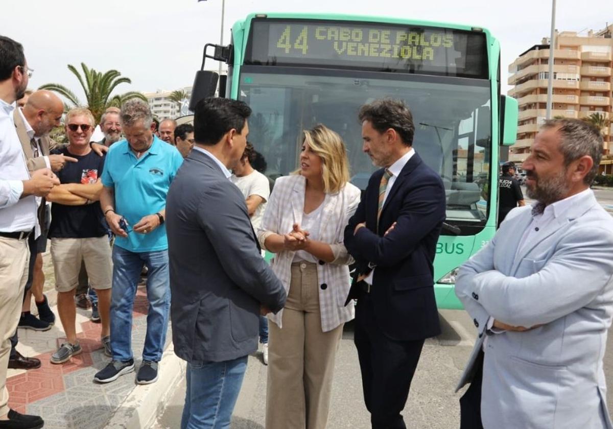 La alcaldesa de Cartagena, Noelia Arroyo, habla con el primer edil de San Javier, José Miguel Luengo, en la presentación de los nuevos recorridos.