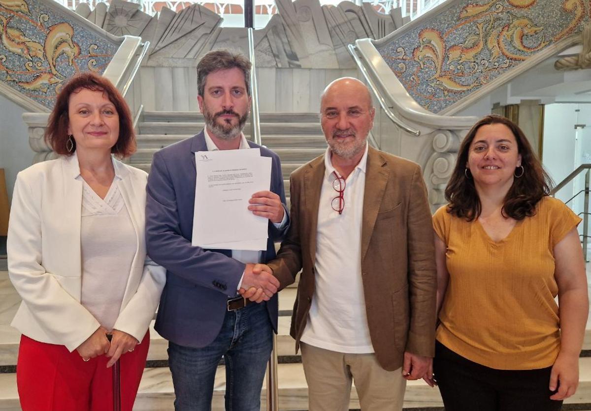 Víctor Egío entrega su acta de diputado y deja paso a José Luis Álvarez-Castellanos.