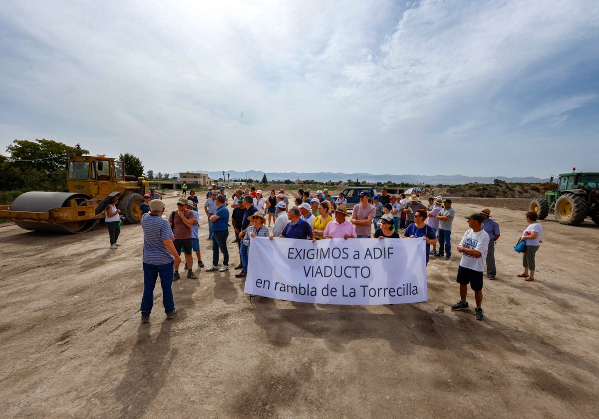Los vecinos en la zona de las obras del AVE que paralizaron para exigir un viaducto en la rambla de La Torrecilla.
