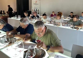 Los catadores prueban los vinos de la añada 2024.