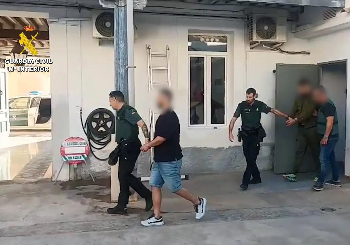 Los dos acusados durante la detención.