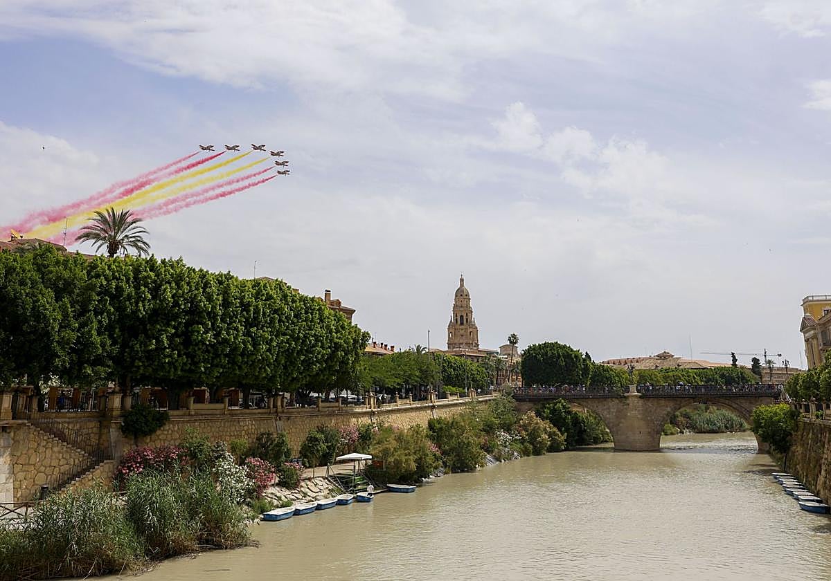 En imágenes, el vuelo de la Patrulla Águila sobre Murcia