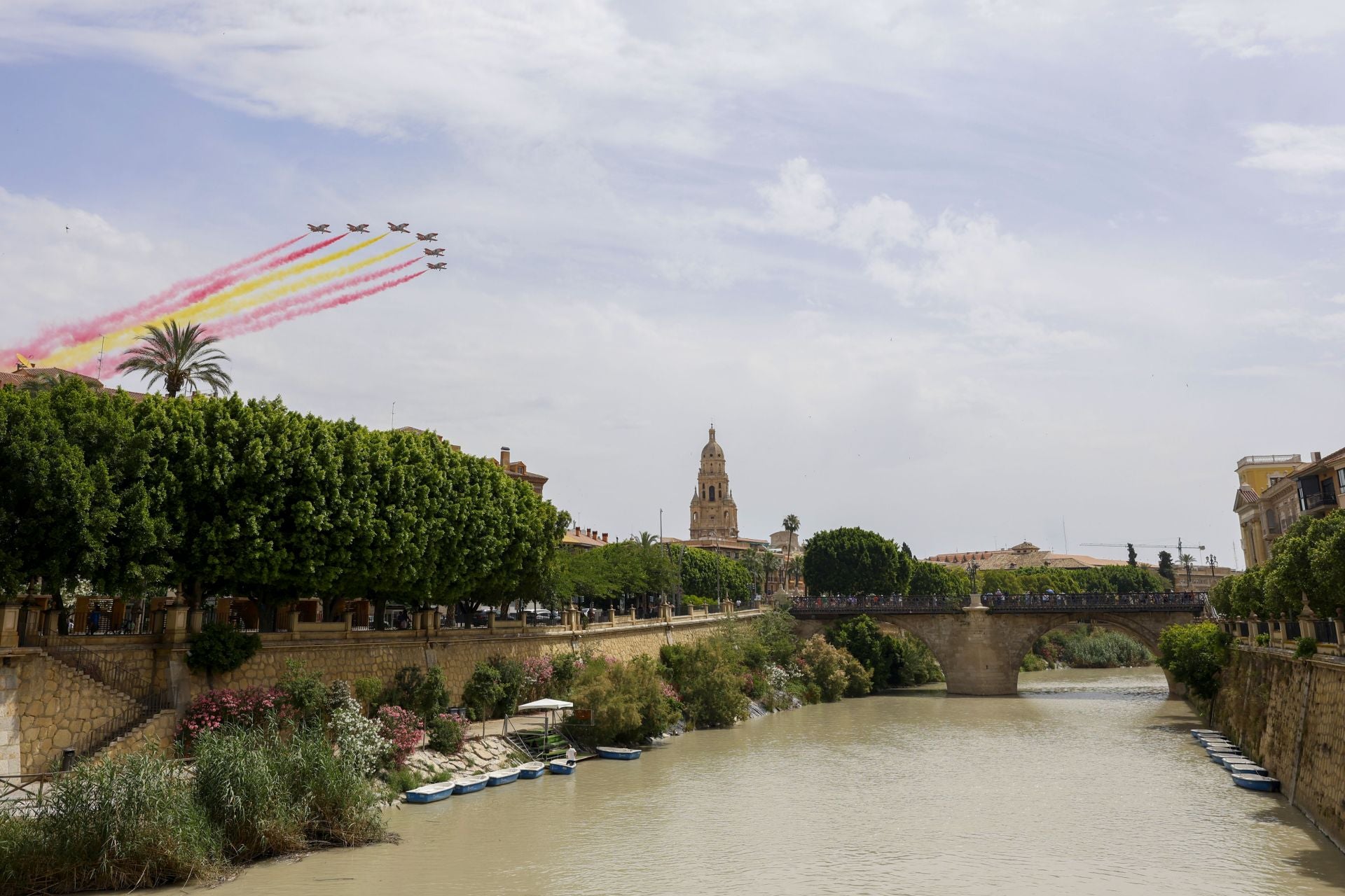 En imágenes, el vuelo de la Patrulla Águila sobre Murcia