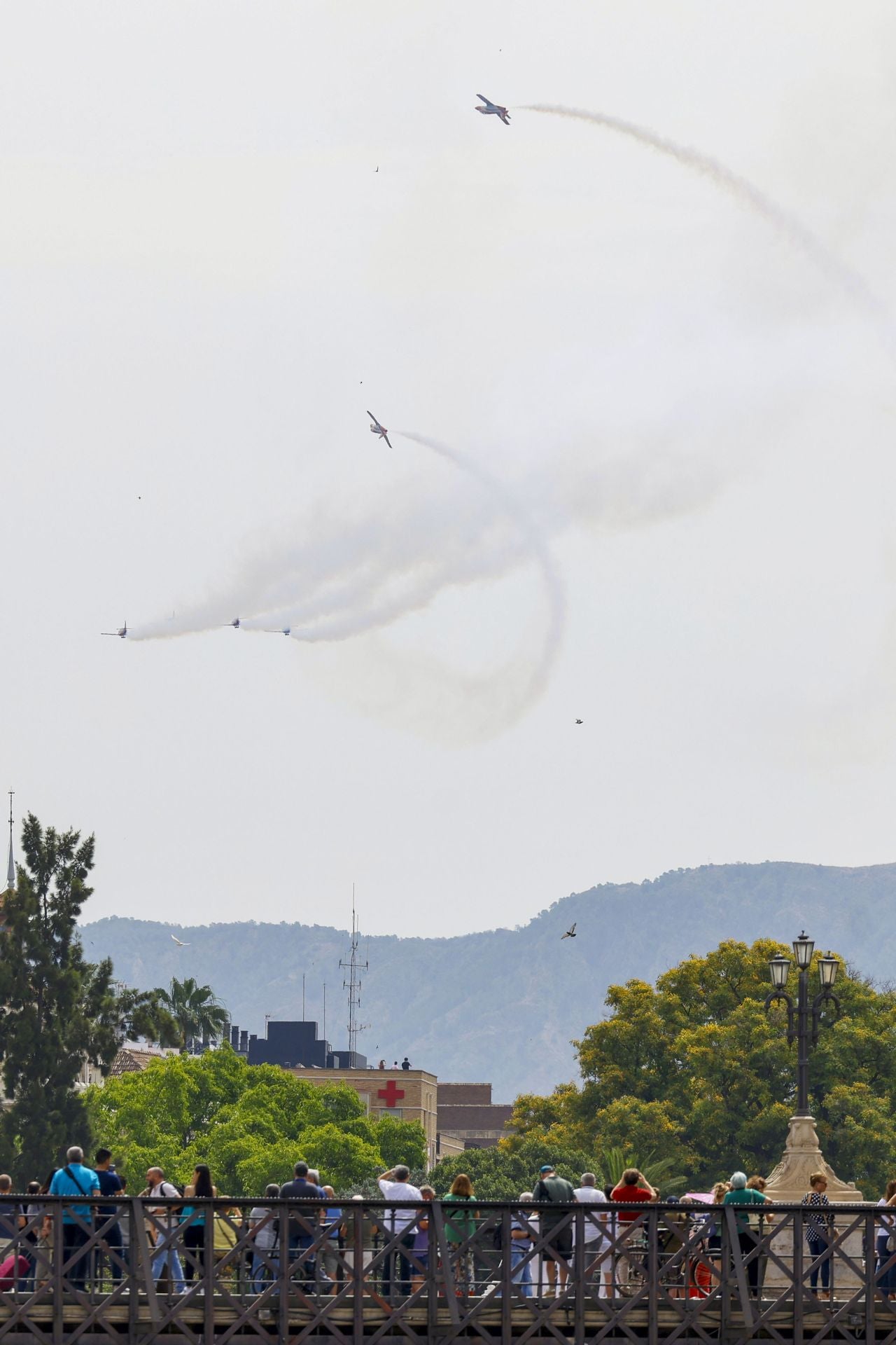En imágenes, el vuelo de la Patrulla Águila sobre Murcia