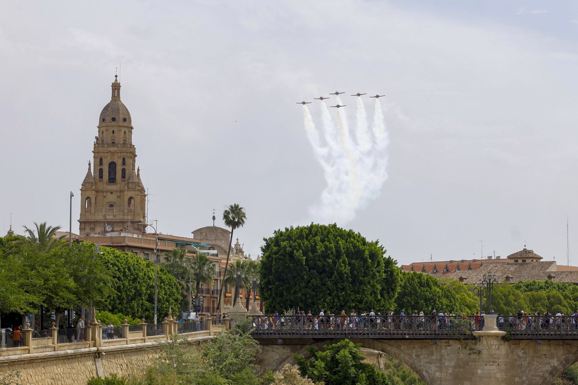 En imágenes, el vuelo de la Patrulla Águila sobre Murcia