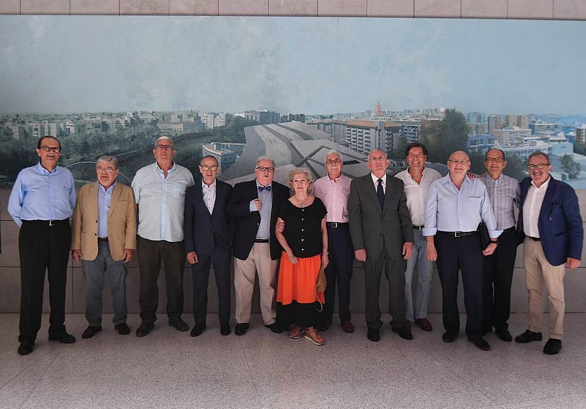 Algunos de los veteranos del Reina Sofía, este miércoles en el hospital: Alfonso Medina, Ramón de Prado, José Soriano, José María García Basterrechea, Rafael Pacheco, Elena Manzano, Pedro Pozo, Francisco López Andreu, Miguel Santiuste, Francisco Pastor, Vicente Vicente y Miguel Ángel Sánchez Cañizares.