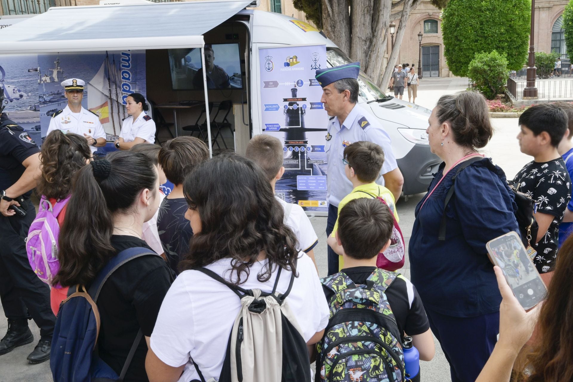 En imágenes, el vuelo de la Patrulla Águila sobre Murcia