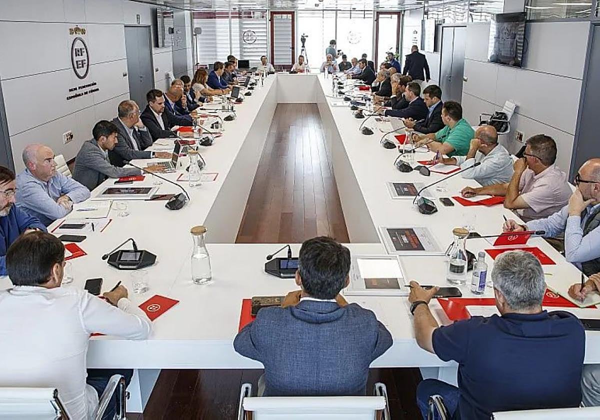 El presidente de la RFEF, Rafael Louzán, preside la mesa de trabajo de la Primera Federación, que se reunió ayer al mediodía en Las Rozas para abordar algunos aspectos del nuevo curso.