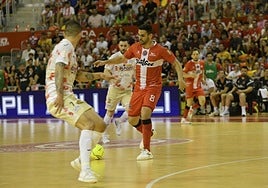 Tomaz, que decidió el primer asalto con el 4-3, conduce el balón ante Felipe Valerio y Gadeia.