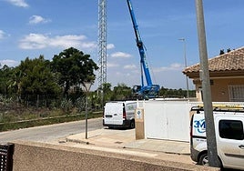 Imagen de la antena durante su instalación en La Palma.