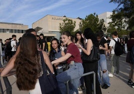 Alumnos tras realizar las Pruebas de Acceso a la Universidad en el Aulario Norte de Espinardo.