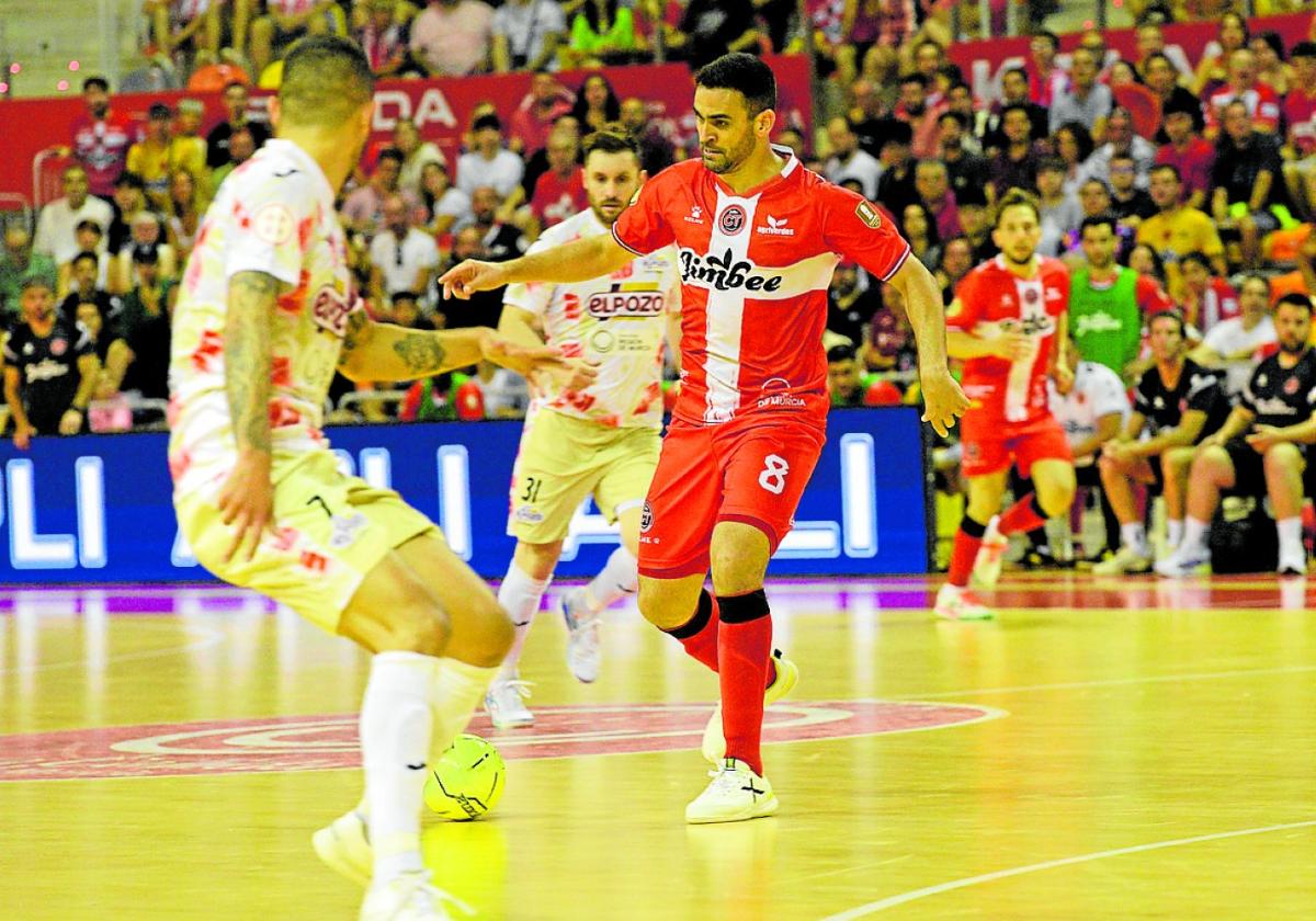 Tomaz, que decidió el primer asalto con el 4-3, conduce el balón ante Felipe Valerio y Gadeia.