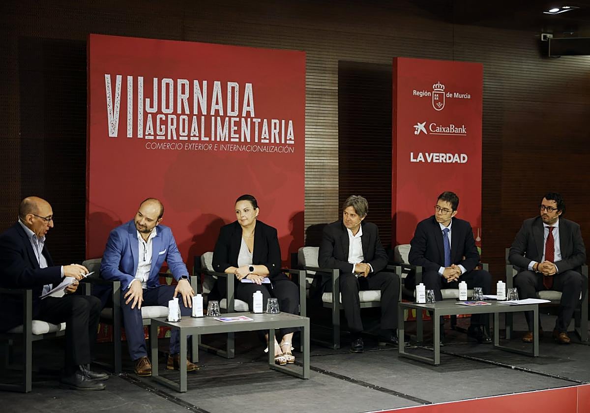 Mesa redonda. Manuel Buitrago moderó el coloquio en el que intervinieron César Vicente, Paula Nieto, Francisco Javier Pascual, Leonardo Pérez y Borja Fernández, ayer, en el Hotel Nelva de Murcia.