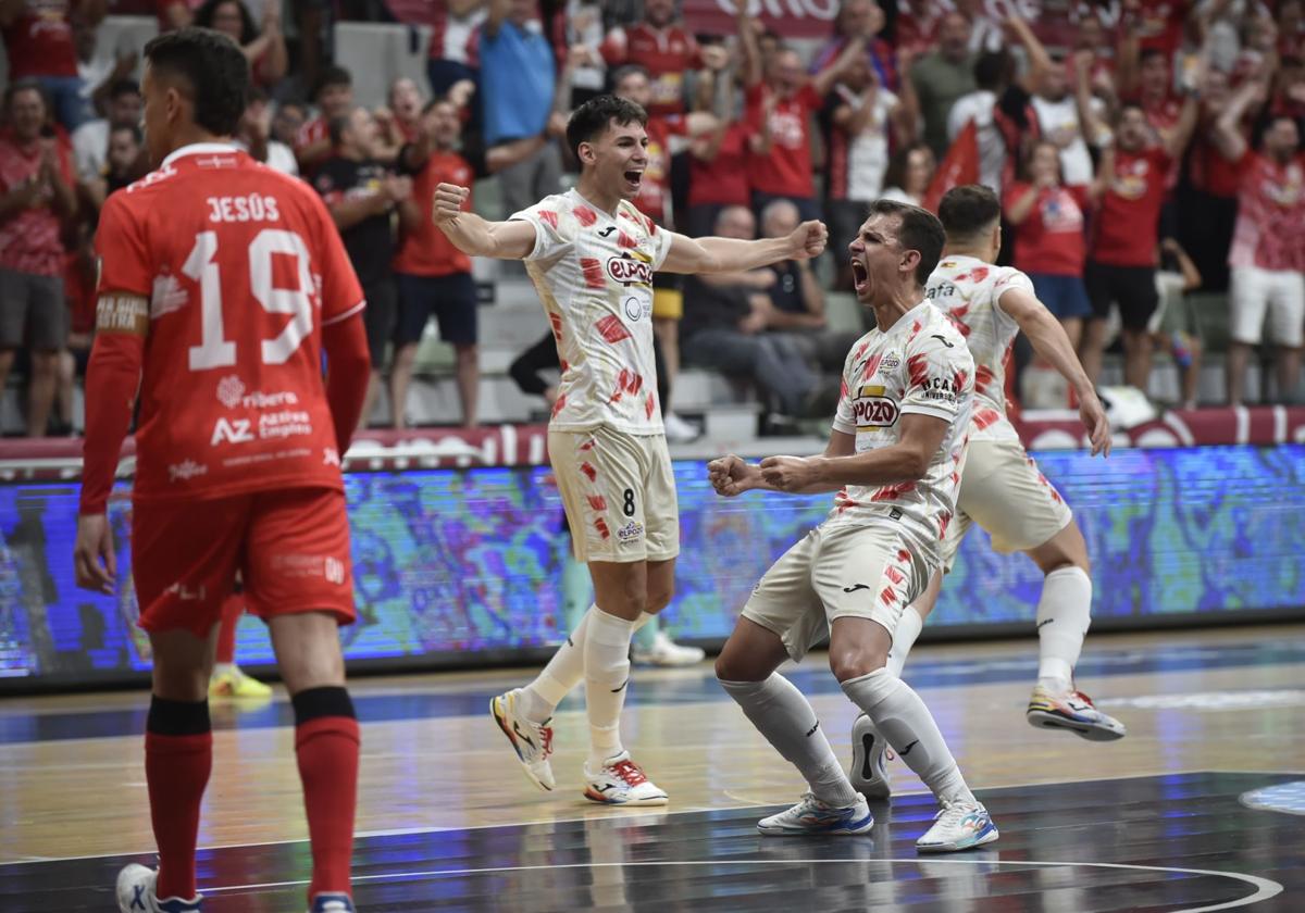 Decisivos. Marcel y Ricardo Mayor celebran uno de los goles de ElPozo, que forzó el tercer partido con su triunfo en el derbi ante el Jimbee.