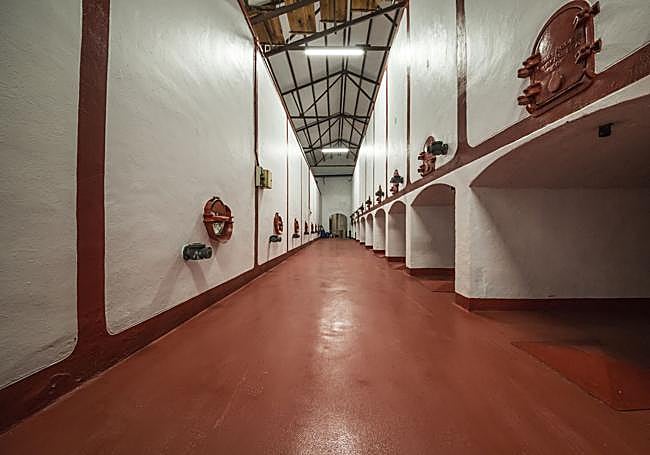 Viejos depósitos de hormigón de Bodegas Antonio Candela.