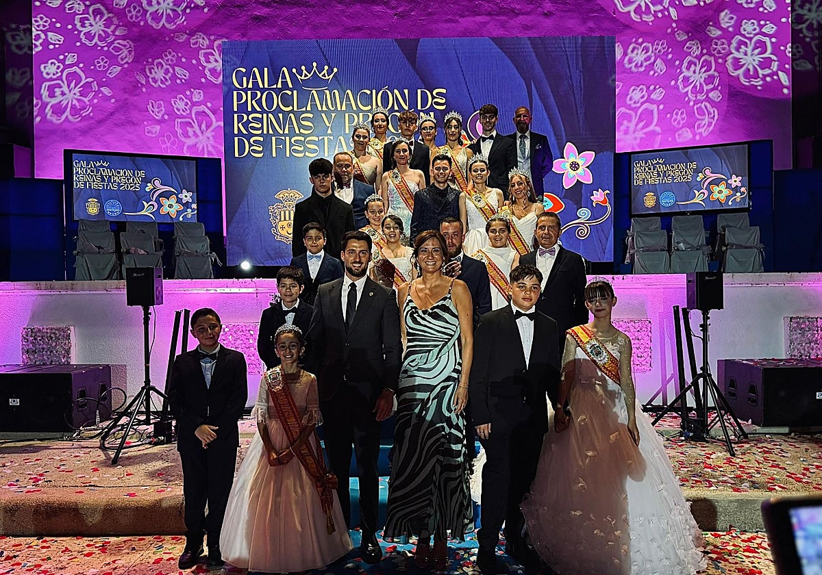 La alcaldesa de Archena, Patricia Fernández, la familia Enrique Rech (pregoneros) y las reinas infantiles y juveniles