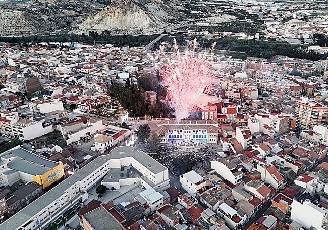 Fuegos artificiales anunciando el encendido en las fiestas patronales.