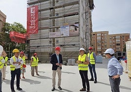 El concejal Antonio Navarro, junto a operarios, visita uno de los edificios que se ha sometido a mejoras en el barrio del Infante.