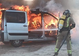 Un bombero trata de controlar las llamas.