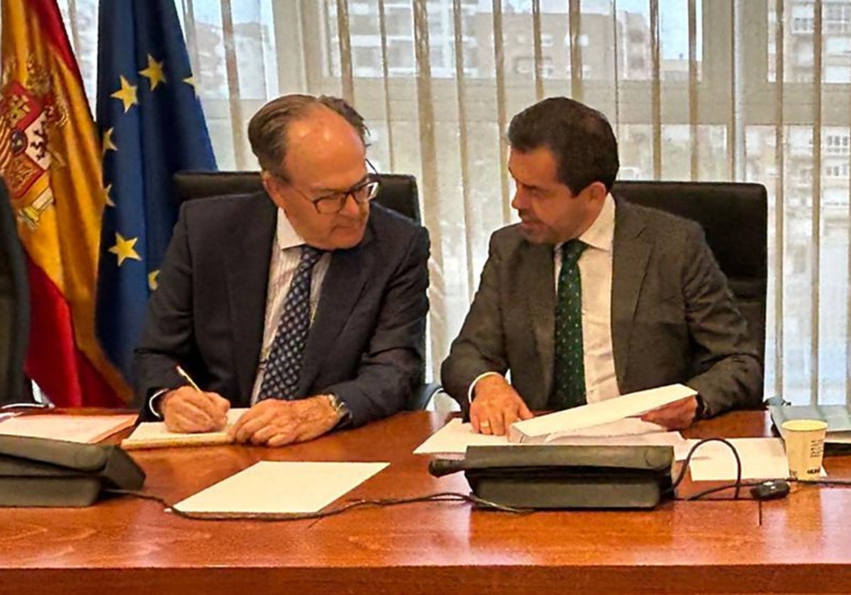 Miguel Sánchez Calero, junto al presidente de la comisión sobre el aeropuerto, Rubén Martínez Alpañez (Vox), este miércoles en la Asamblea