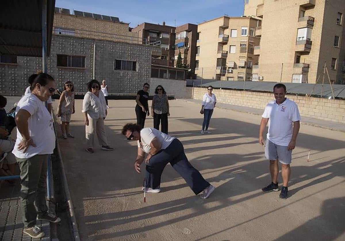 Un grupo de personas juega a los bolos cartageneros en una imagen de archivo.