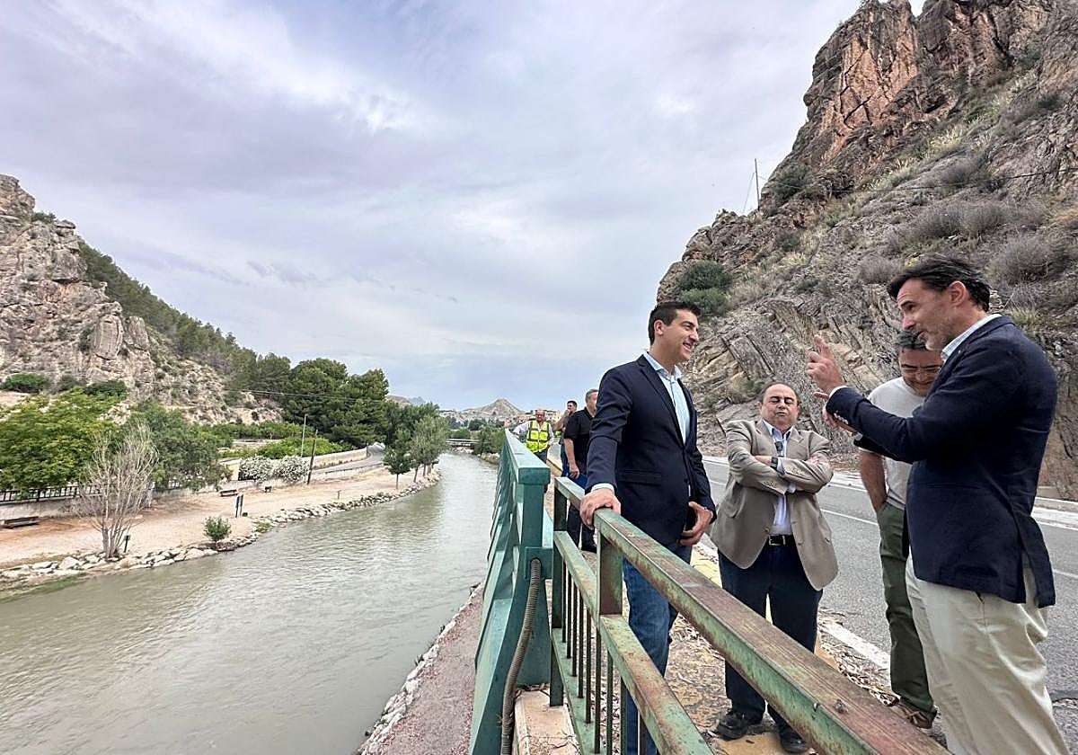 Autoridades y técnicos, ayer, durante la visita a la carretera.
