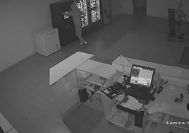 Una cámara capta a un ladrón en la gasolinera La Hita, el pasado día 3.