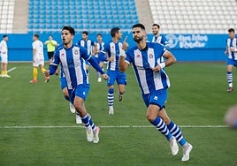 Galiano, en primer plano, celebrando un gol con el Lorca.