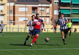 Los futbolistas del filial Checo y Jesús Hernández, que han debutado con el primer equipo del FC Cartagena, presionan a un futbolista de El Palmar.