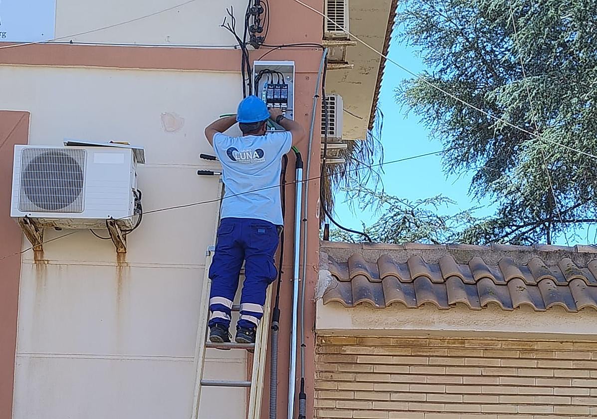 Un técnico, esta semana, mientras trabaja en La Maquinista de Levante.