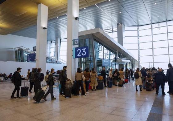 Varias personas hacen cola para coger el tren de alta velocidad en la estación de Chamartín