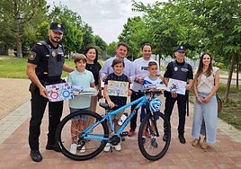 El concejal de Educación posa junto a los tres escolares premiados, las directoras de los centros y al comisario y un agente de la Policía Local