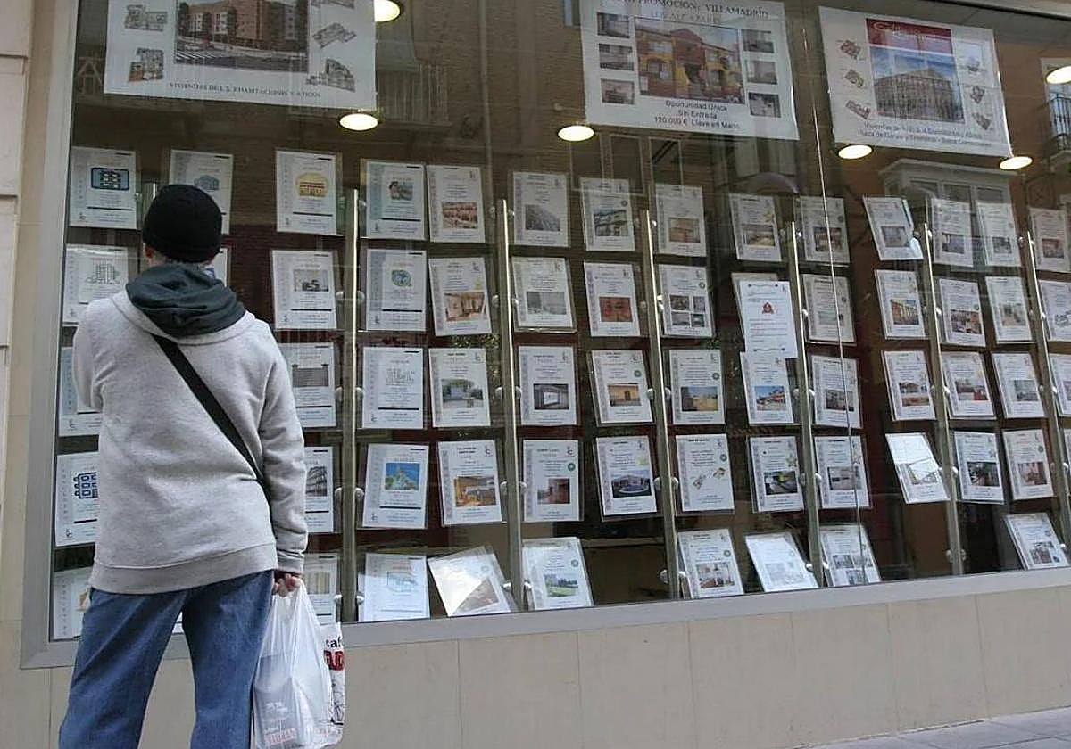 Un joven mira ofertas de pisos en Cartagena, en una imagen de archivo.