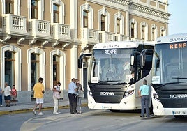 Los autobuses que cubren el tramo Cartagena-Albacete, en una imagen de archivo.