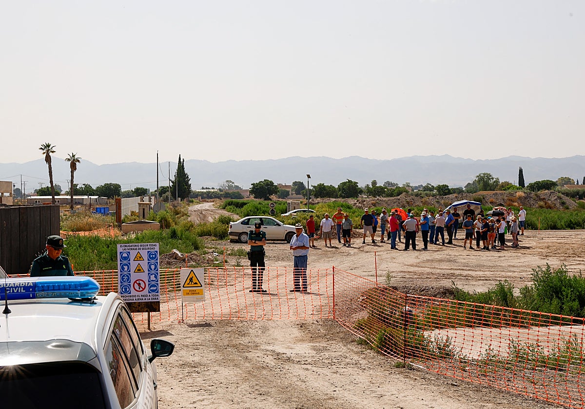 Vecinos en la zona de las obras del AVE en la rambla de La Torrecilla con la presencia de agentes de la Guardia Civil.