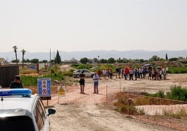Vecinos en la zona de las obras del AVE en la rambla de La Torrecilla con la presencia de agentes de la Guardia Civil.