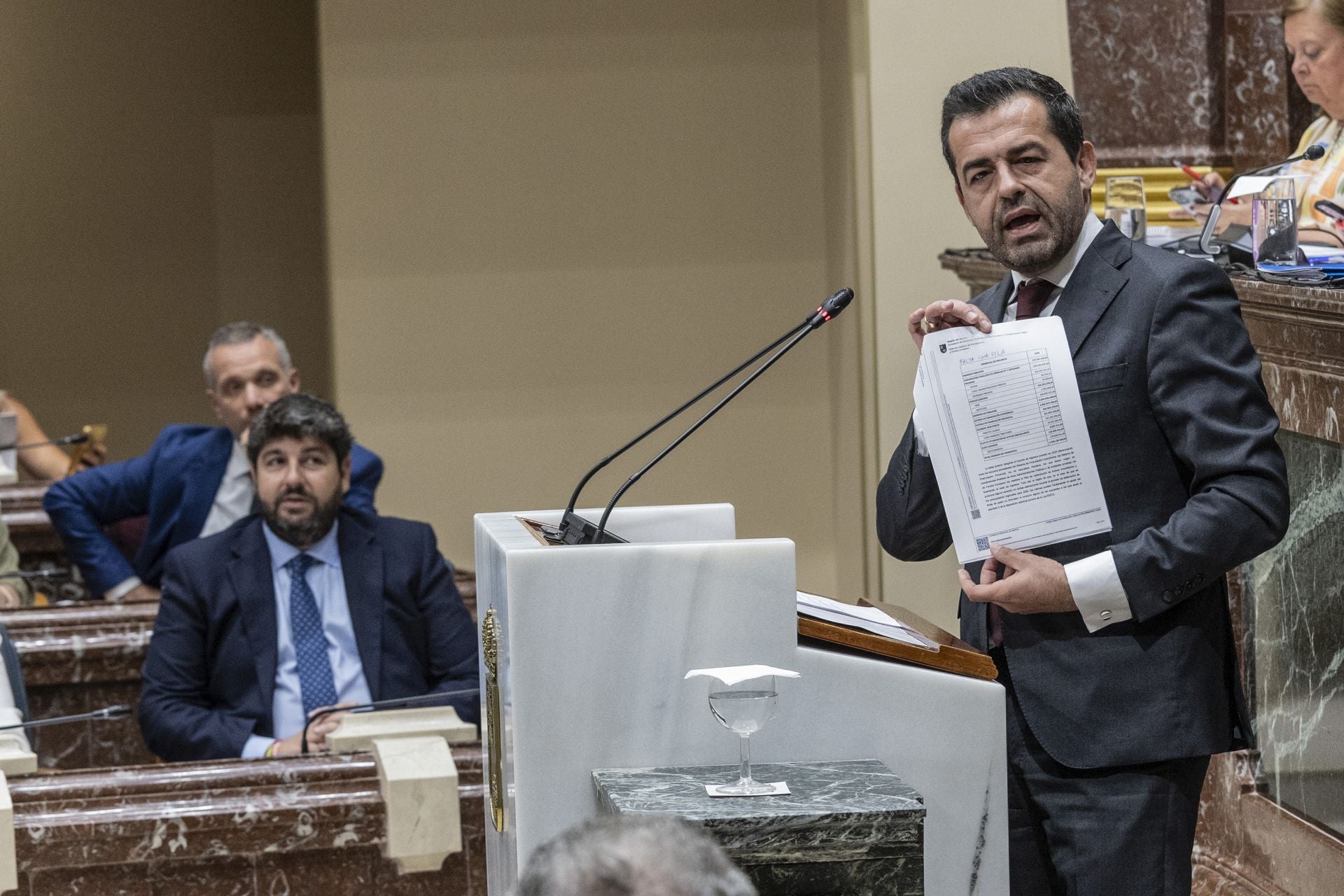 La aprobación del techo de gasto de la Comunidad para 2025, en imágenes