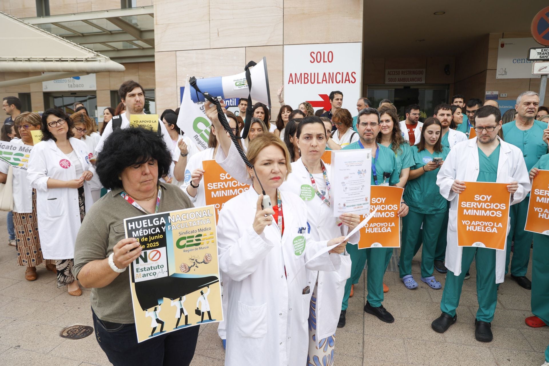 La huelga de médicos en los hospitales de Murcia, Cartagena y Lorca, en imágenes