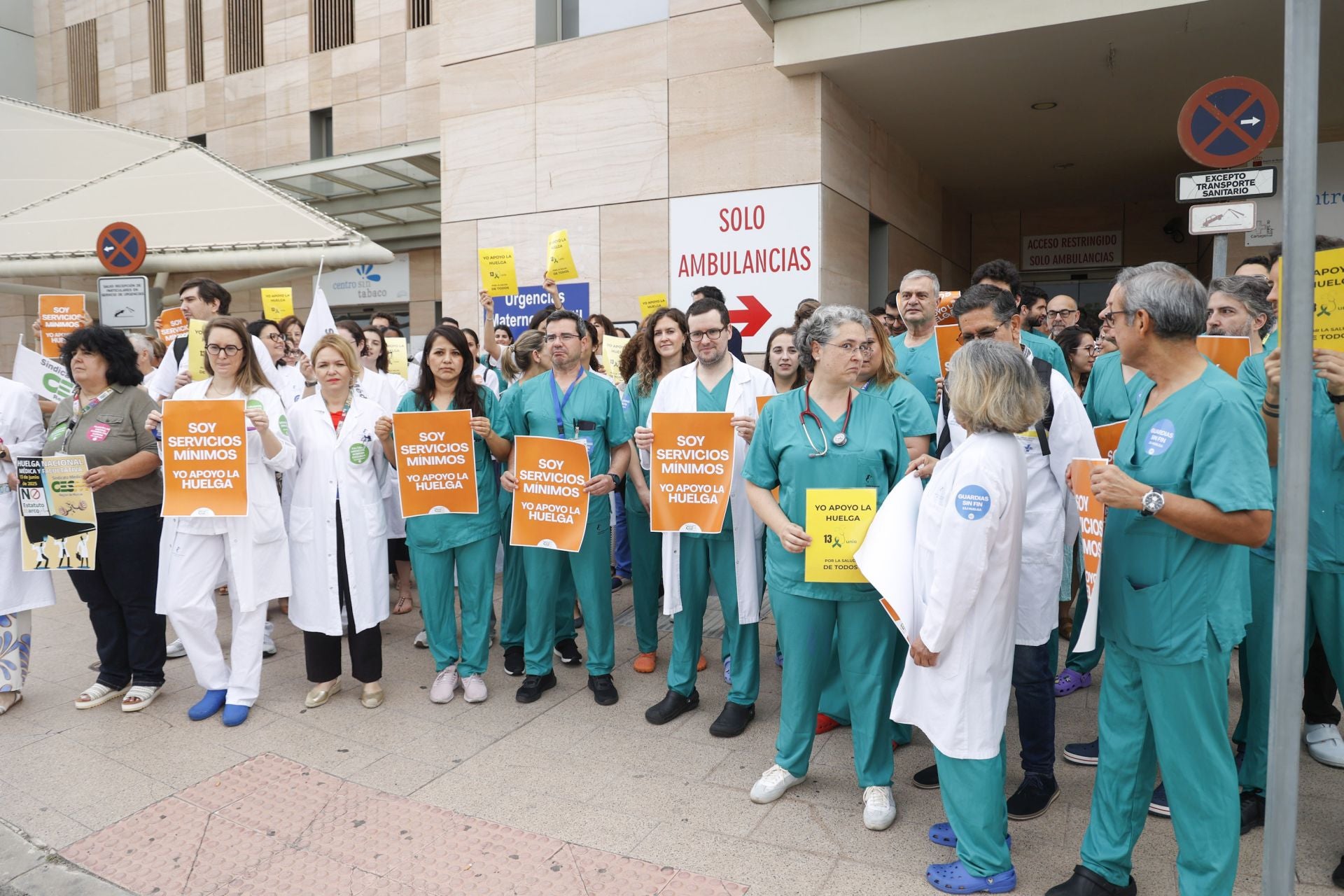 La huelga de médicos en los hospitales de Murcia, Cartagena y Lorca, en imágenes